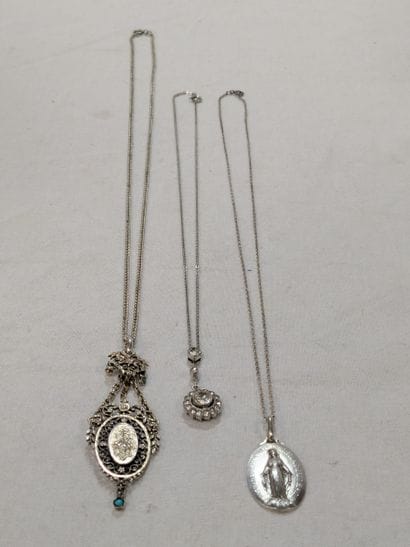 Lot de trois chaînes et leurs pendentifs...