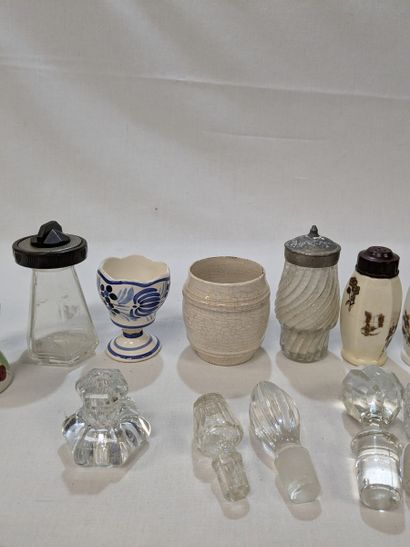 Lot en métal, céramique et verre comprenant...