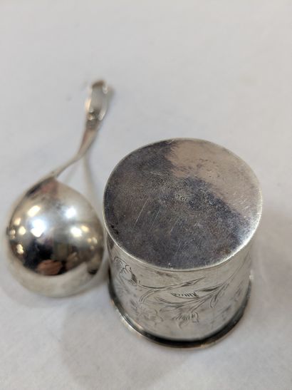 Lot en argent comprenant une timbale et une...