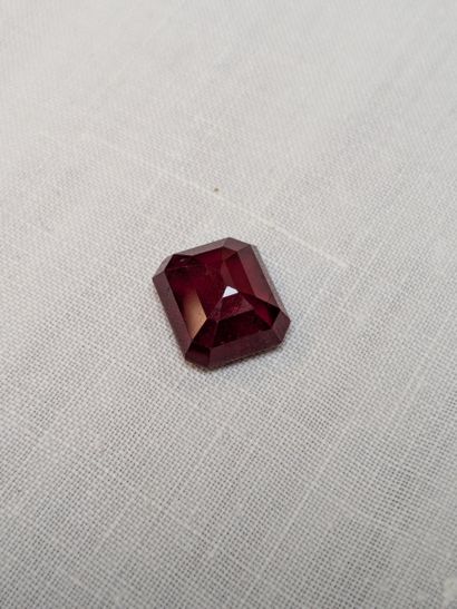 Rubis, 7,63 carats. Chauffé. Avec son ce...