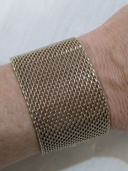 Lot comprenant un bracelet manchette GUERLAIN...