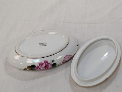 Bonbonnière en porcelaine à décor polychrome...