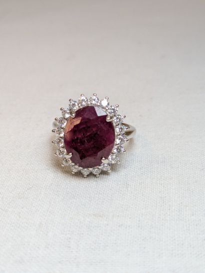 Bague en argent, sertie d'un rubis et de...