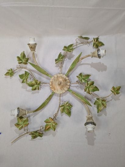 Plafonnier en métal laqué, à décor végétal....