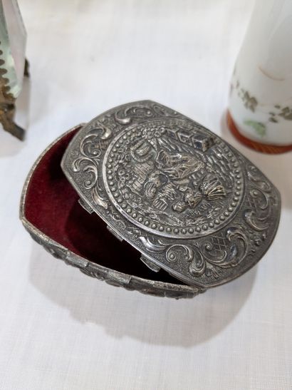 Lot comprenant un porte-montre souvenir en...