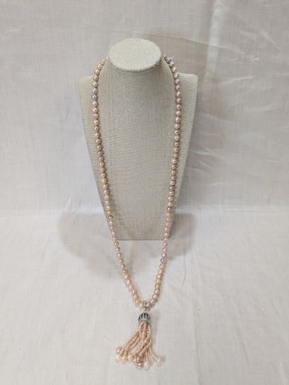 Sautoir en perles de culture. Pompon amovible,...