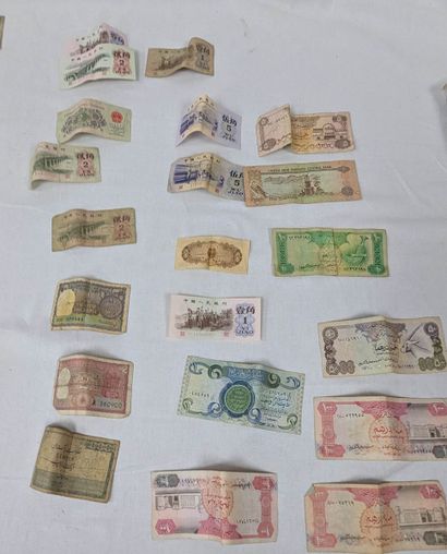WORLD - Set of banknotes including Singapore,...