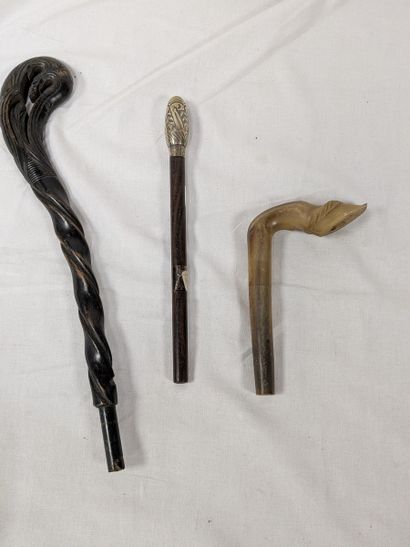 Lot en bois, corne et métal comprenant trois...