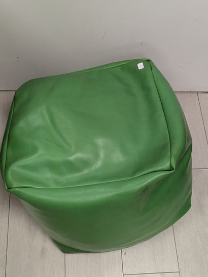 Pouf en similicuir vert
42 x 42 x 42 cm
...