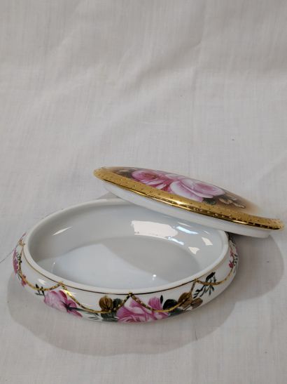 Bonbonnière en porcelaine à décor polychrome...