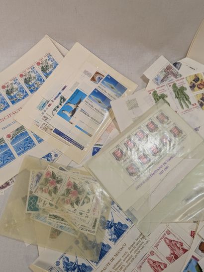 MONDE. Très fort lot de timbres neufs non...