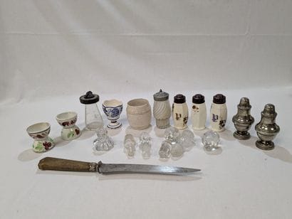 Lot en métal, céramique et verre comprenant...