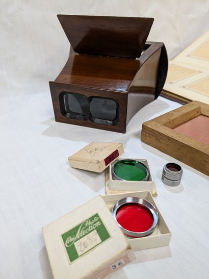 Lot d'accessoires en bois et métal, comprenant...