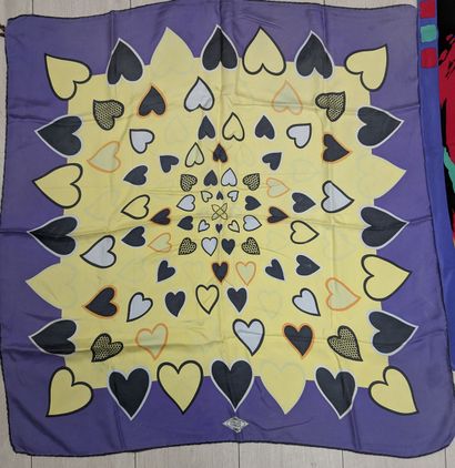Lot de 4 foulards en tissu dont BALMAIN,...
