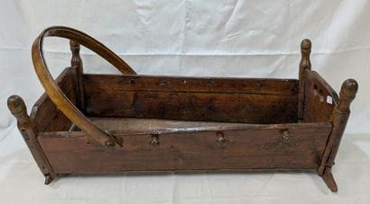 Berceau à bascule en bois teinté. 29x70x36cm....
