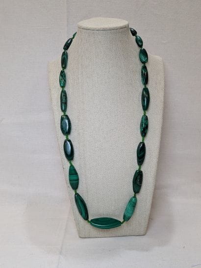 Collier de perles de malachite. Fermoir en...