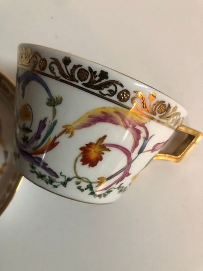 Deux tasses à thé et leurs soucoupes en porcelaine...