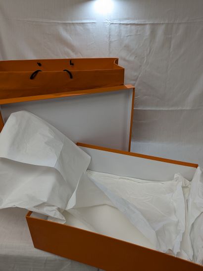 HERMES. Lot de packaging comprenant une grande...