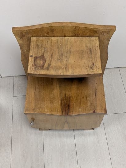 Table de chevet en bois naturel ouvrant par...
