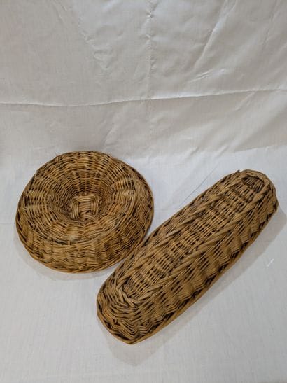 Deux bannetons en osier. 42cm et 64cm.