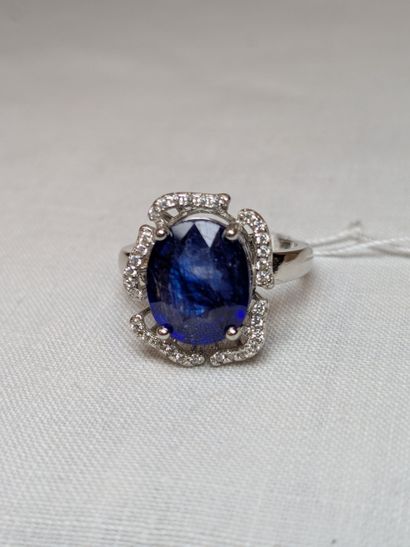 Bague en argent, sertie d'un saphir ovale...