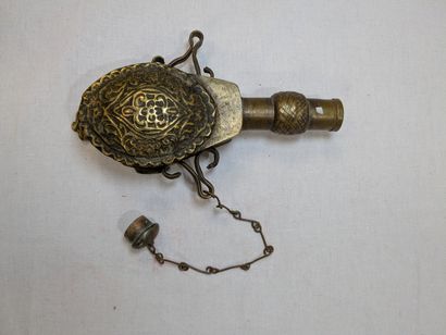 Ancienne poire à poudre en bronze et laiton....