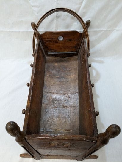 Berceau à bascule en bois teinté. 29x70x36cm....