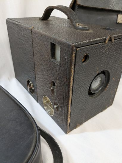 Set including a MOVEXOOM camera, a CHINON...
