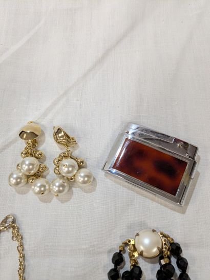 Lot de bijoux fantaisie comprenant 4 colliers,...