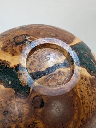 Vase en bois de loupe incrusté d'éléments...