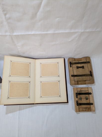 Lot d'accessoires en bois et métal, comprenant...