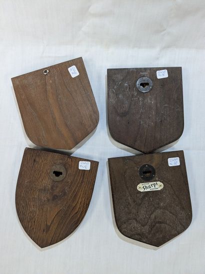 Série de quatre plaques décoratives en bois...