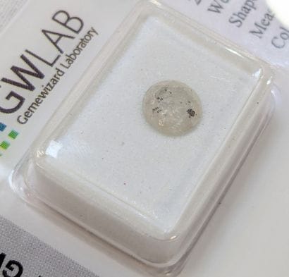 Diamond, 1.01 carats. Comes with a certi...