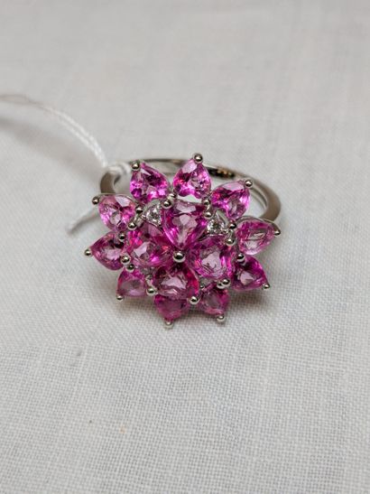 Bague en argent, sertie de topazes roses...