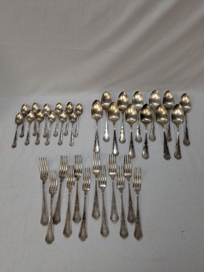 Partie de ménagère en métal argenté, modèle...