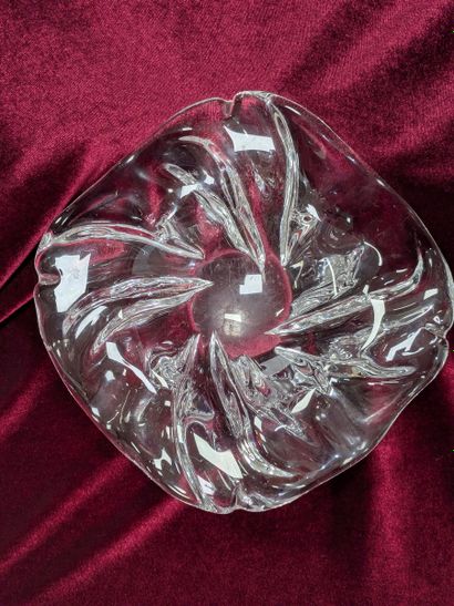 Coupe en cristal de forme mouvementée. Diamètre...