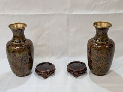 CHINE Paire de vases en métal et émail cloisonné,...