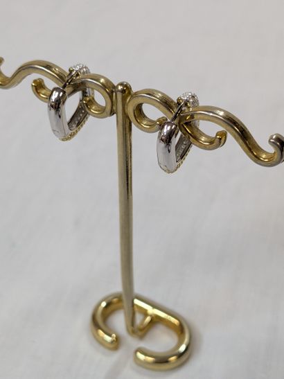 Paire de boucles d'oreilles en argent, pavées...