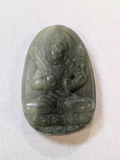 CHINE - Pendentif en néphrite figurant une...