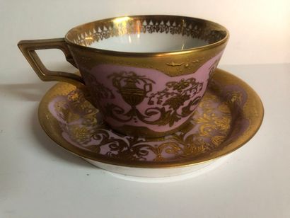 Deux tasses à thé et leurs soucoupes en porcelaine...