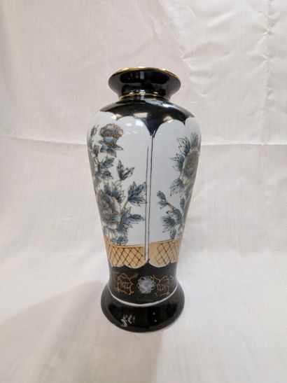 Vase de forme balustre en porcelaine à décor...