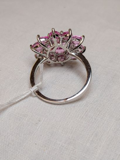 Bague en argent, sertie de topazes roses...