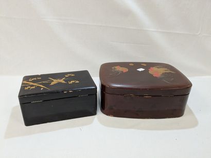 JAPON Lot de deux boîtes en bois laqué, à...