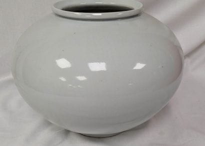 CHINE Vase en porcelaine à décor de paysage...