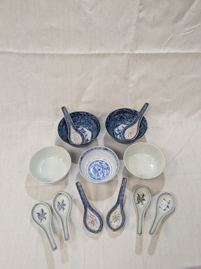CHINE Lot en porcelaine blanche et bleue...