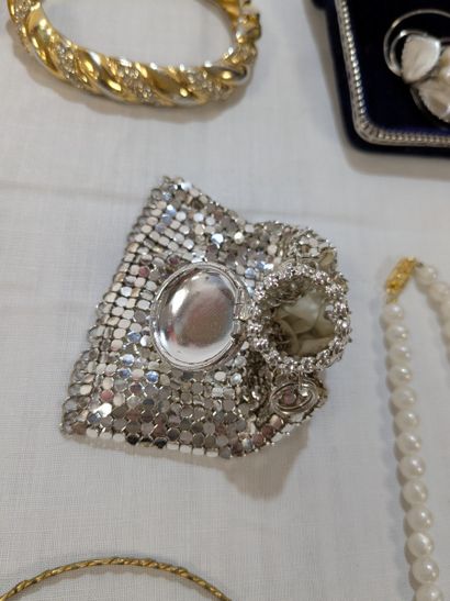 Lot de bijoux fantaisie comprenant 4 colliers,...