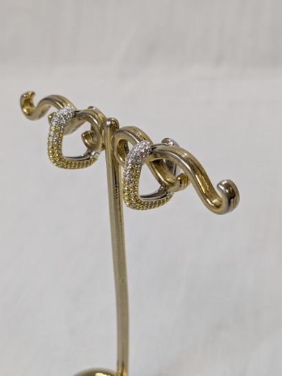 Paire de boucles d'oreilles en argent, pavées...