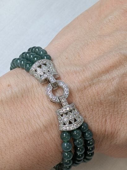 Bracelet composé de trois rangs de perles...