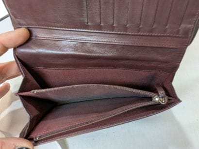 CHANEL - Portefeuille en cuir noir avec boucle...