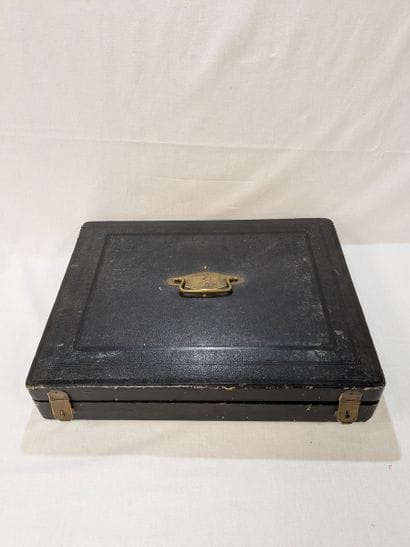 Ménagère en métal argenté à décor de médaillons...